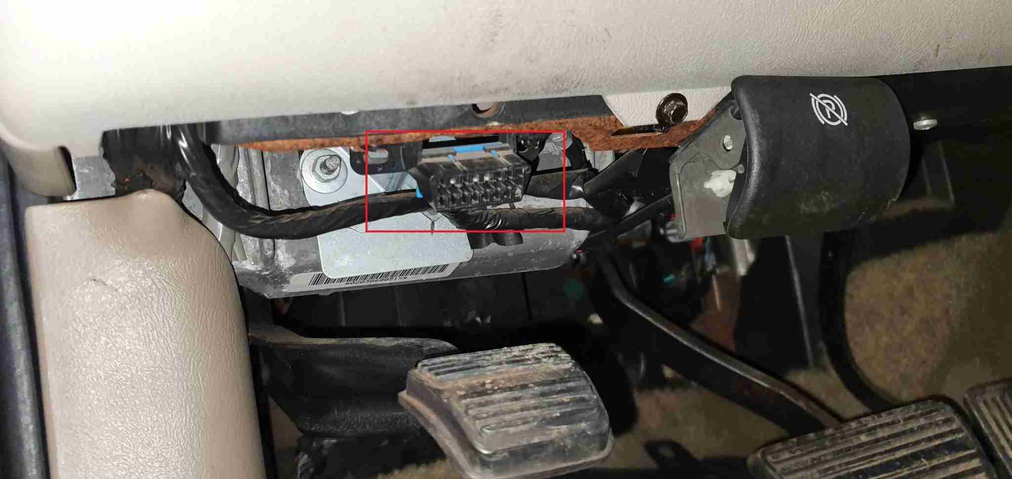 Emplacement de la prise de diagnostic OBD2 sous le tableau de bord d une Chevrolet Tahoe