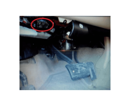 Emplacement de la prise OBD2 entouree en rouge sous le tableau de bord d un Chevrolet Tahoe GMT800