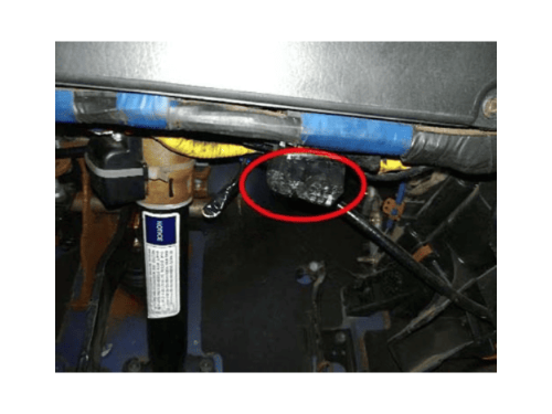 Localisation de la prise de diagnostic OBD2 sous le tableau de bord d une Chevrolet Tracker