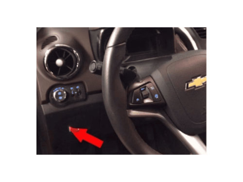 Fleche rouge indiquant l emplacement de la prise OBD pour diagnostic sur Chevrolet Trax