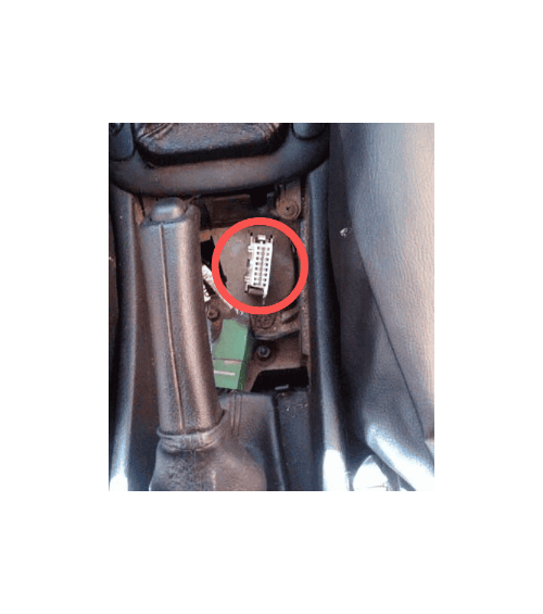 Prise de diagnostic OBD2 entouree en rouge dans une Chevrolet Vectra