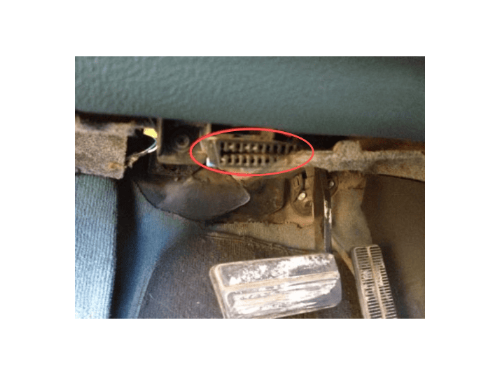Localisation du connecteur de diagnostic OBD2 sous le tableau de bord d une Chevrolet Venture