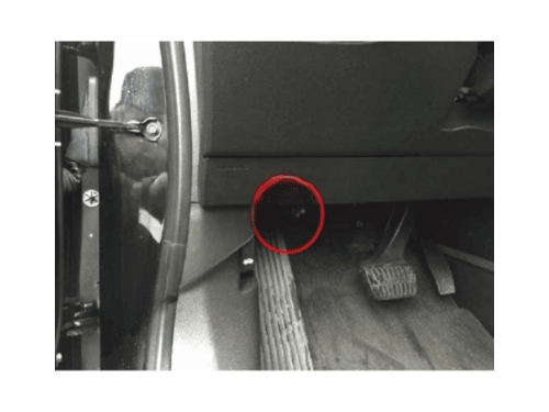 Localisation de la prise de diagnostic OBD2 sous le volant d une Chevrolet Volt