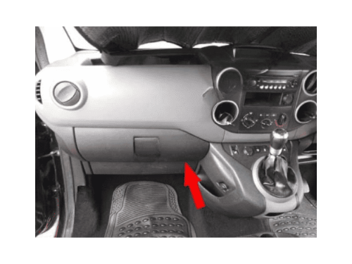 Fleche rouge indiquant l emplacement de la prise OBD sous la boite a gants d un Citroen Berlingo 2 RHD