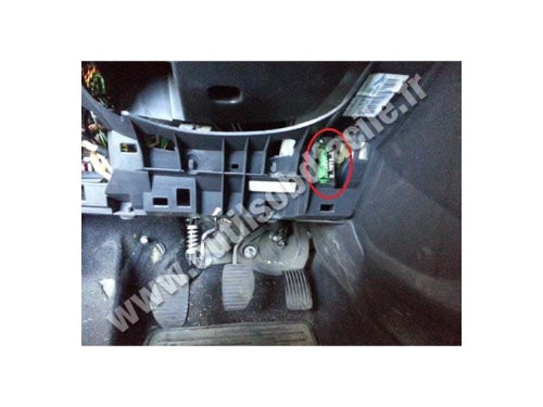 Emplacement de la prise de diagnostic OBD sous le volant d une Citroen Berlingo 2