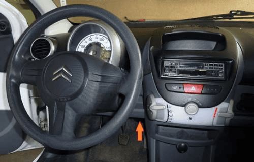 Photo montrant l emplacement de la prise OBD pour diagnostic sur le tableau de bord d une Citroën C1