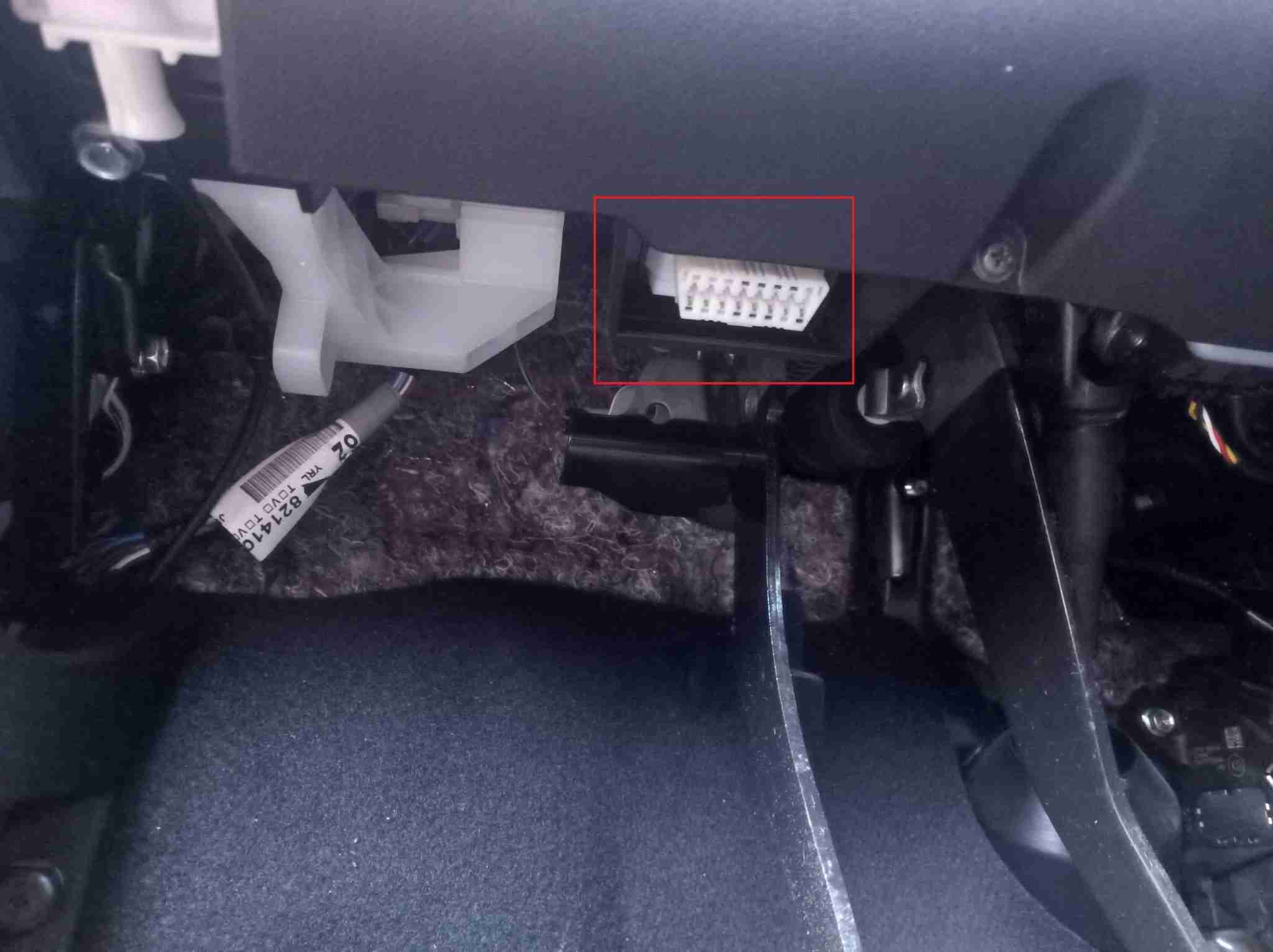 Vue sur l'emplacement de la prise de diagnostic OBD2 sur une Citroën C1 II