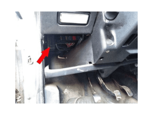 Photo montrant l emplacement de la prise OBD de diagnostic sur une Citroën C15 sous le tableau de bord