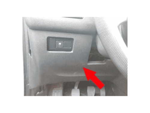 Retrait du cache plastique pour acceder a la prise de diagnostic OBD2 sur Citroen C3 Aircross