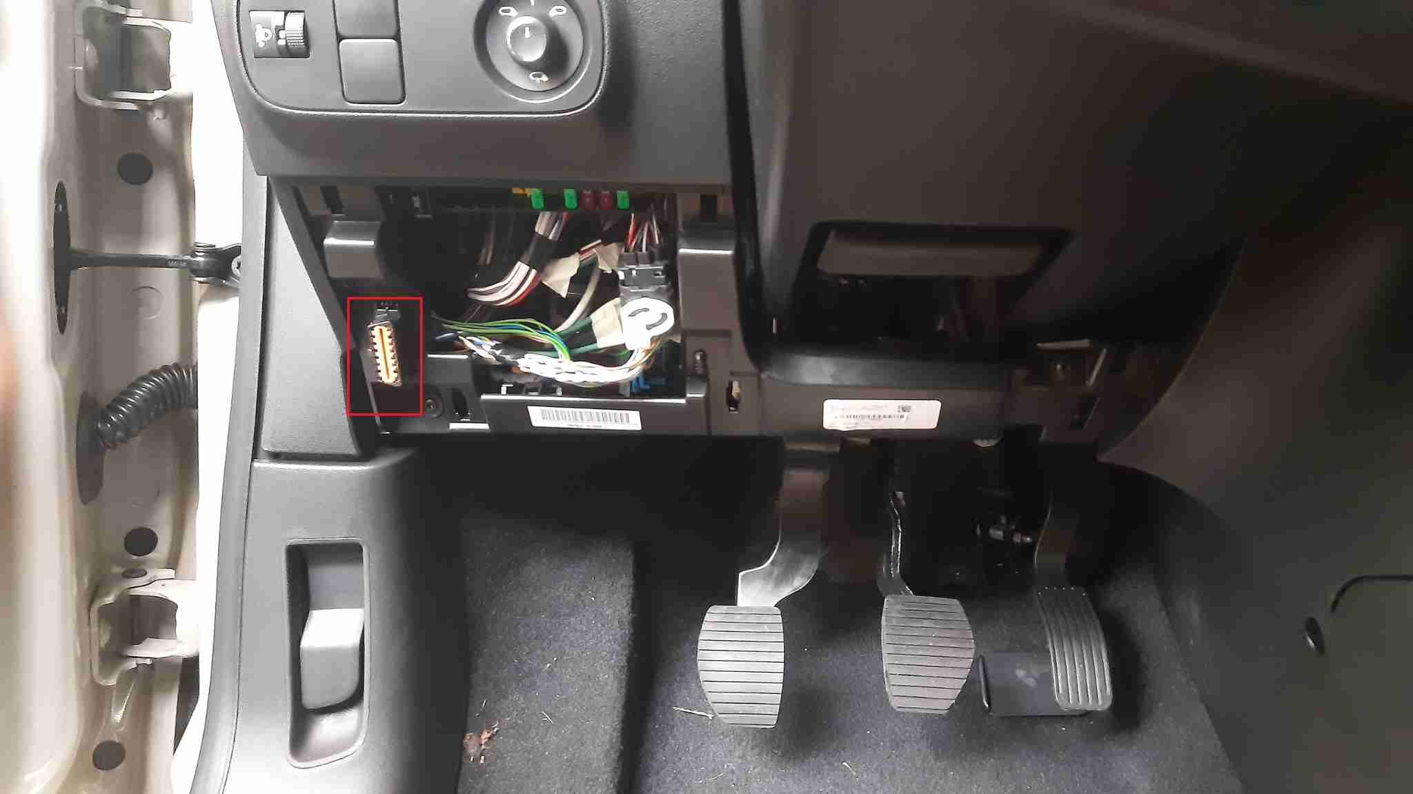 Emplacement de la prise OBD2 sur Citroen C3 III sous le volant pour valise de diagnostic