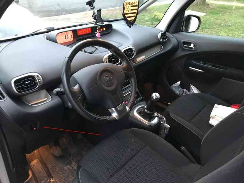 Emplacement de la prise de diagnostic OBD2 sous le tableau de bord d une Citroën C3 Picasso