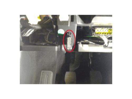 Photo montrant l emplacement de la prise OBD2 sur une Citroen C4 Cactus pour diagnostic