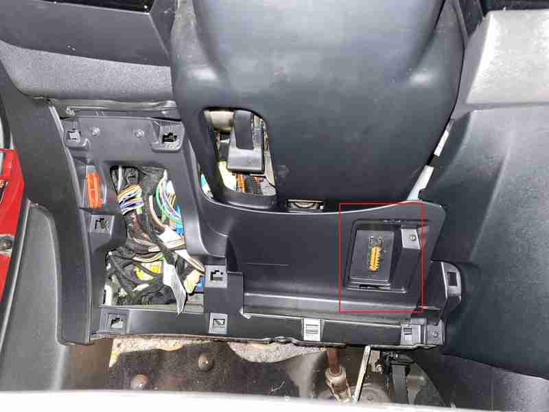 Emplacement de la prise OBD2 sous le volant d une Citroen C4 II pour diagnostic