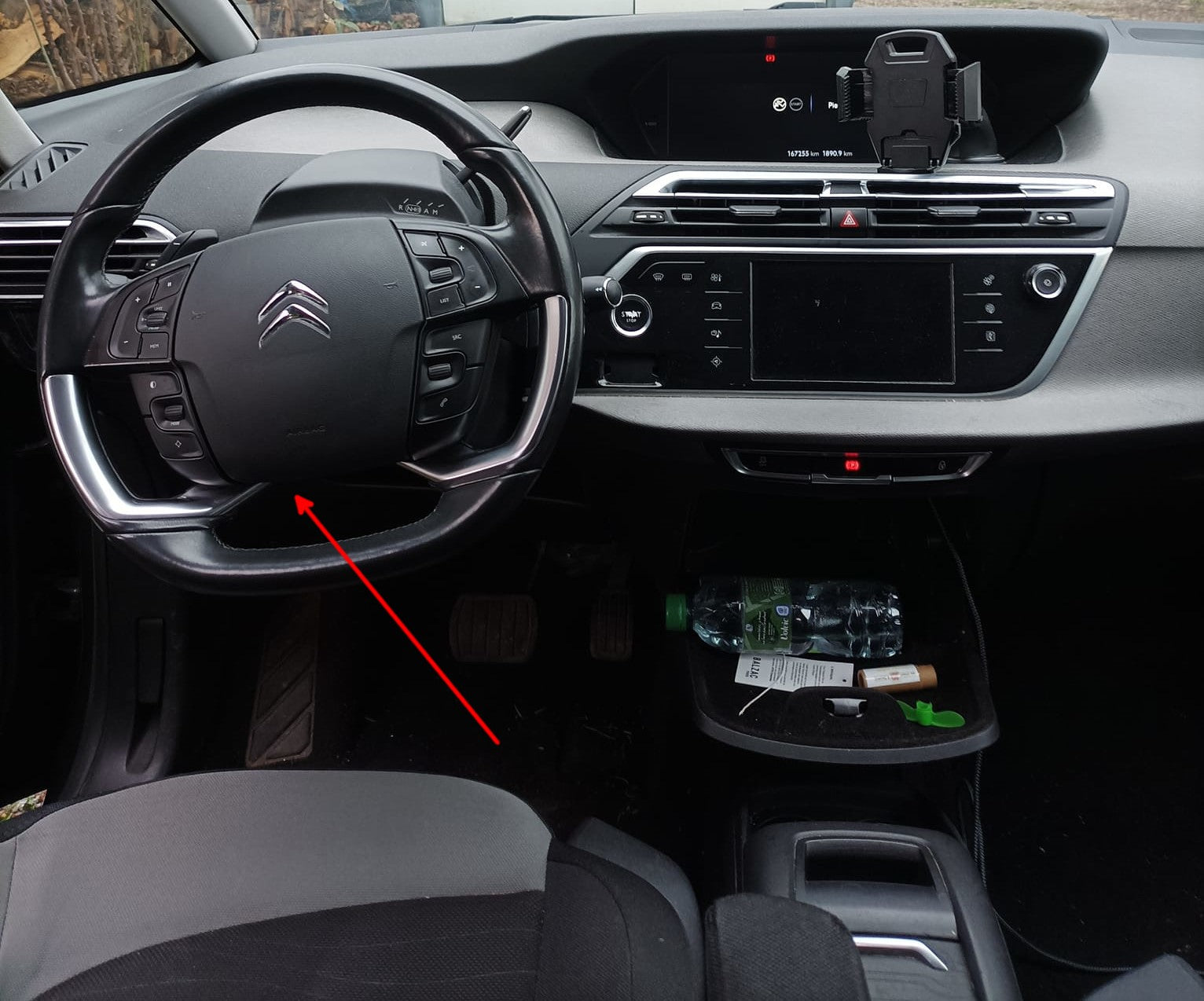Fleche rouge indiquant l emplacement de la prise OBD2 sous le volant de Citroen