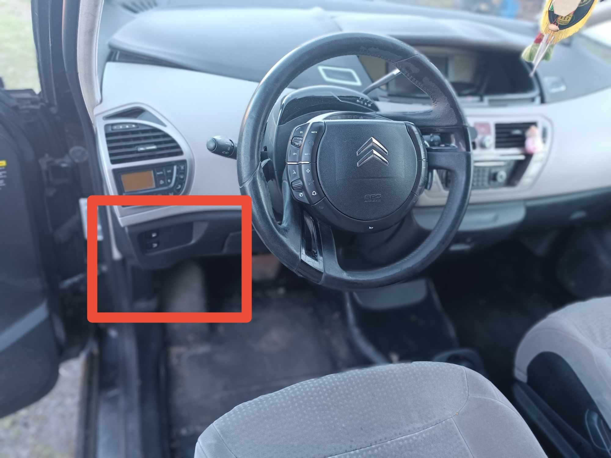 Emplacement de la prise de diagnostic OBD2 sous le volant d une Citroen C4