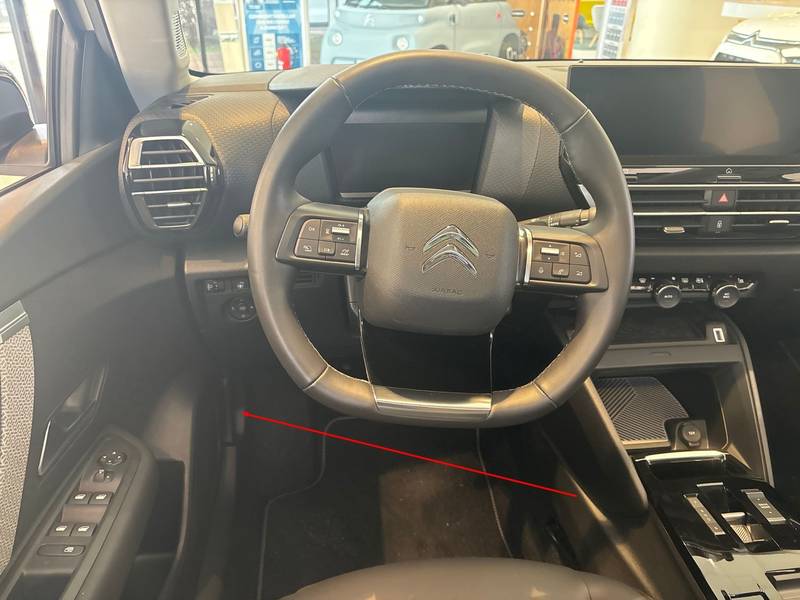 Emplacement de la prise de diagnostic OBD2 sous le volant d une Citroen C4X