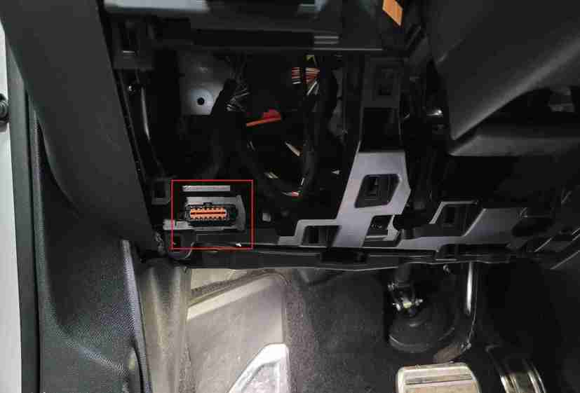 Localisation de la prise de diagnostic OBD2 sous le tableau de bord d'une Citroën C5 Aircross