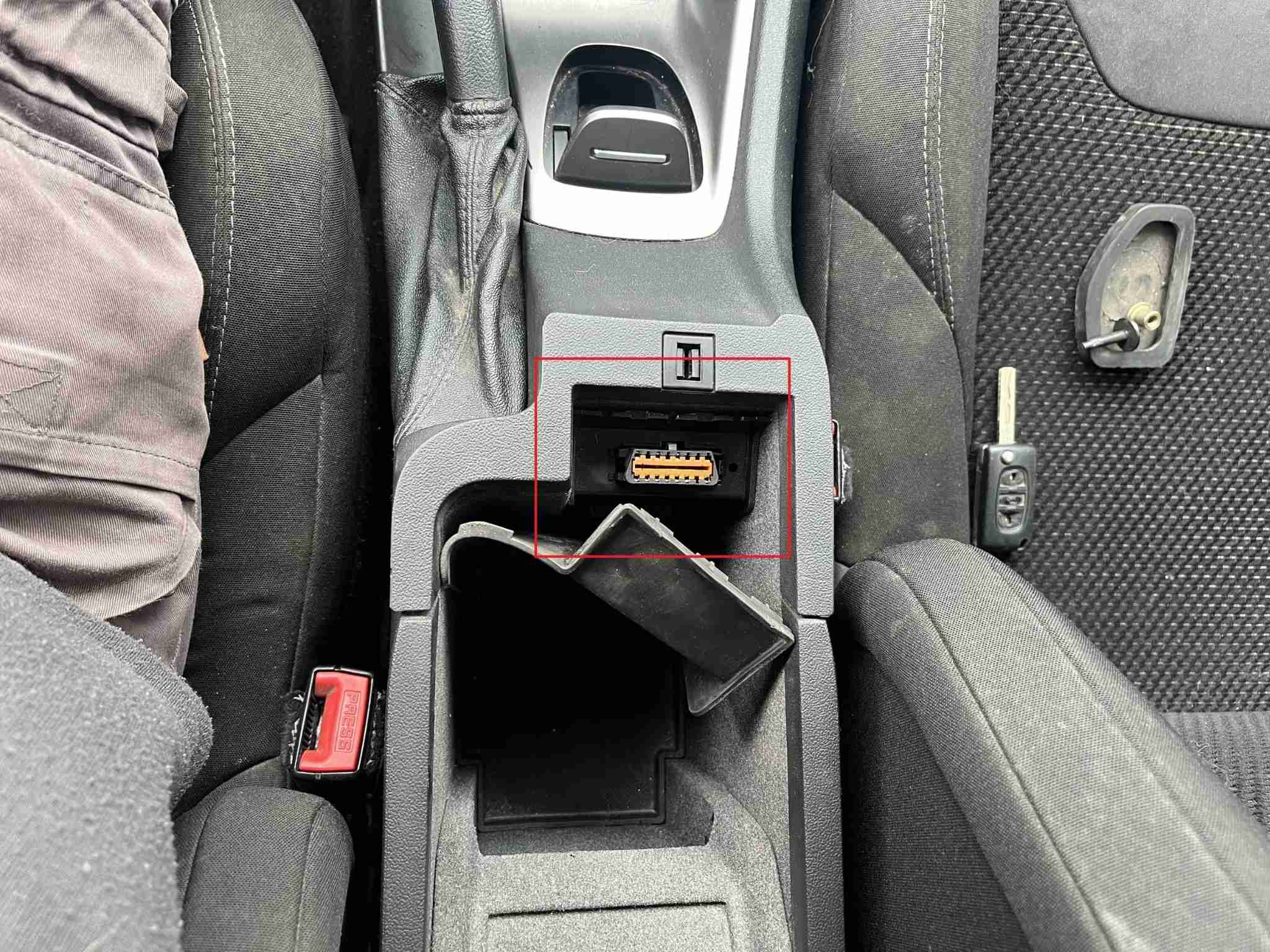 Emplacement de la prise de diagnostic OBD2 orange dans l habitacle d une Citroen C5