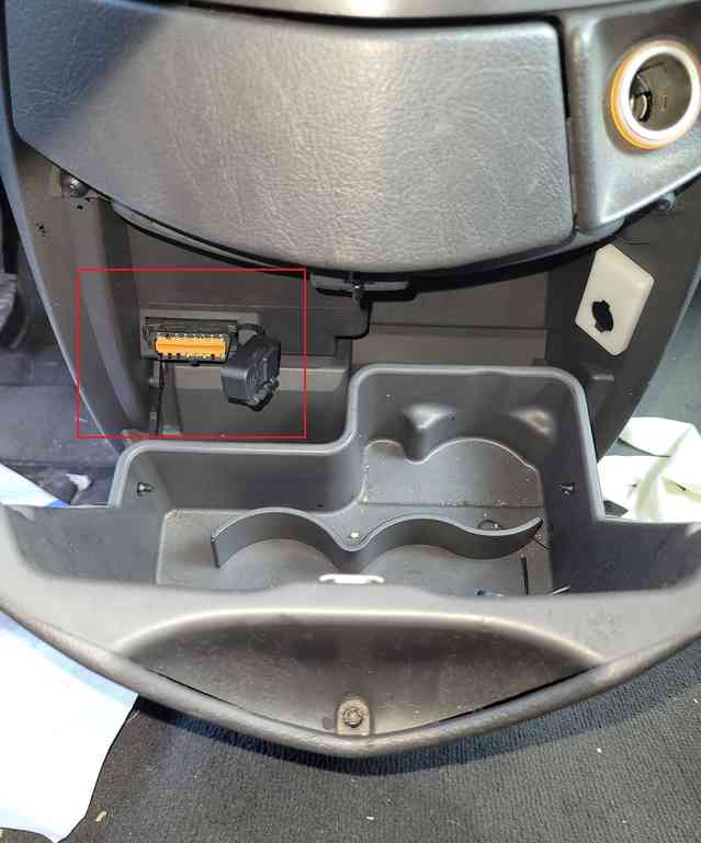 Localisation de la prise de diagnostic OBD2 orange sur une Citroën C5