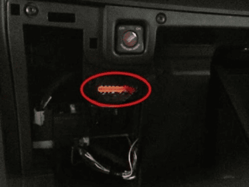 Localisation et branchement de la prise de diagnostic OBD2 sur une Citroën DS3
