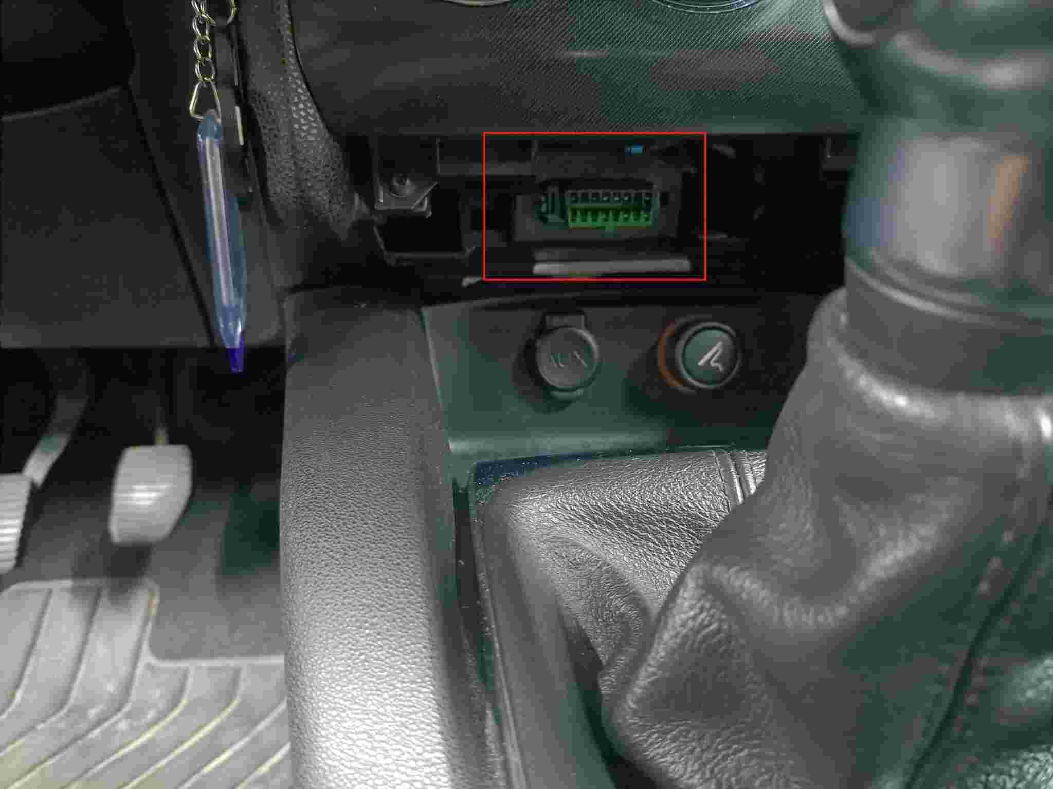 Localisation de la prise de diagnostic OBD2 verte sur une Citroën DS4