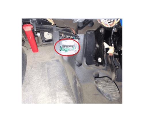 Localisation du connecteur de diagnostic OBD2 sous le tableau de bord d un Citroen Jumpy