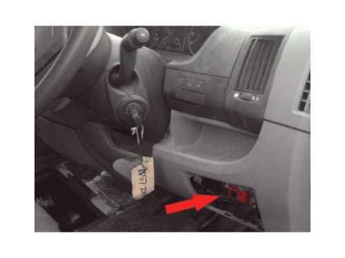 Photo du tableau de bord d'un Citroen Relay 3 avec flèche rouge indiquant la prise OBD2 pour diagnostic