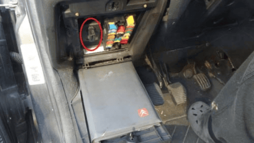 Localisation de la prise de diagnostic OBD2 sur une Citroën Xantia