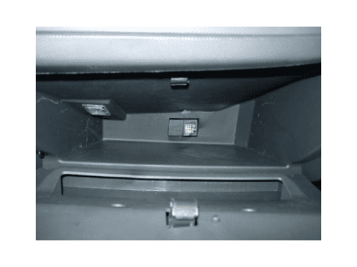 Emplacement de la prise OBD2 située dans la boîte à gants d'un Dacia Duster