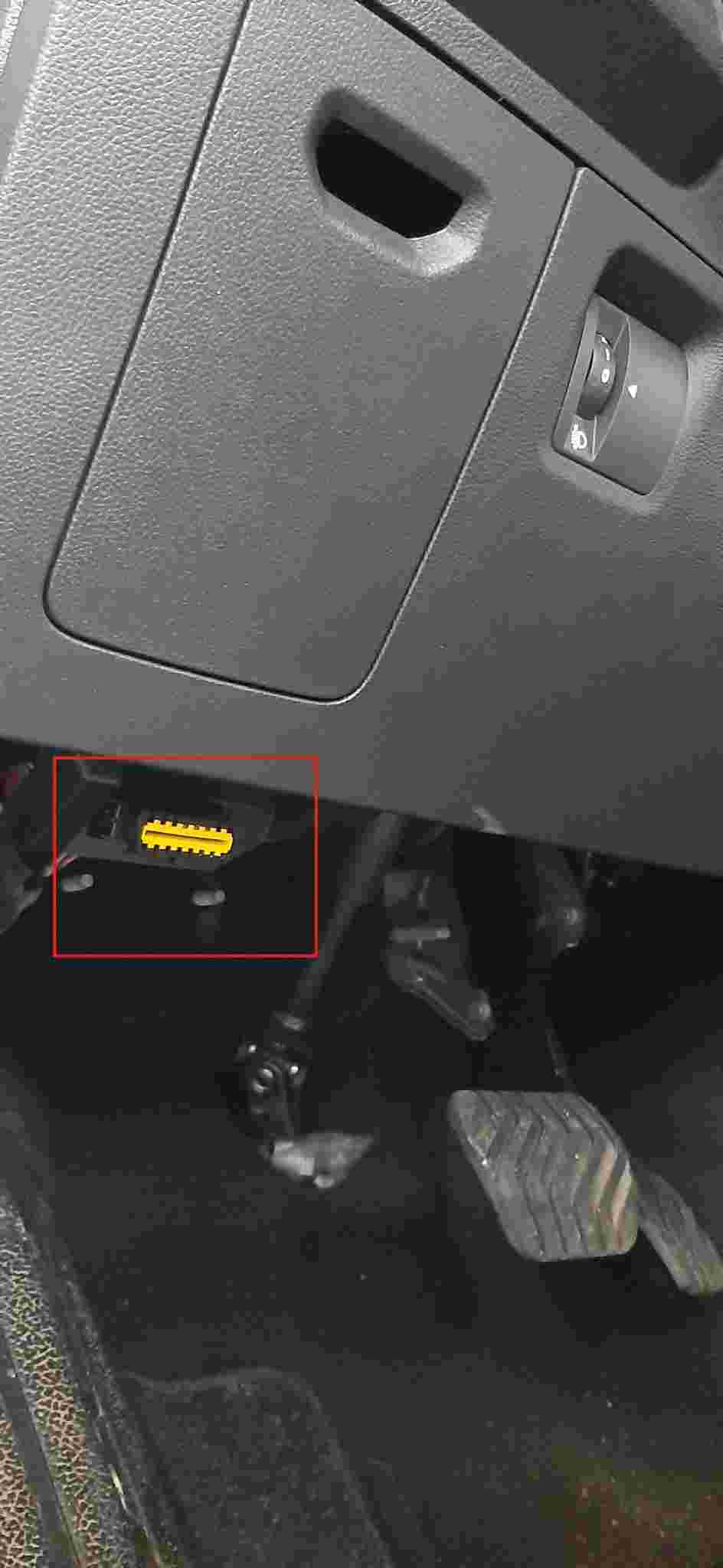 Localisation de la prise de diagnostic OBD2 sous le tableau de bord d une Dacia Sandero 3