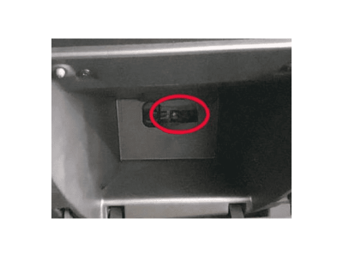 Photo montrant la localisation exacte de la prise de diagnostic OBD2 sur une Dacia Spring