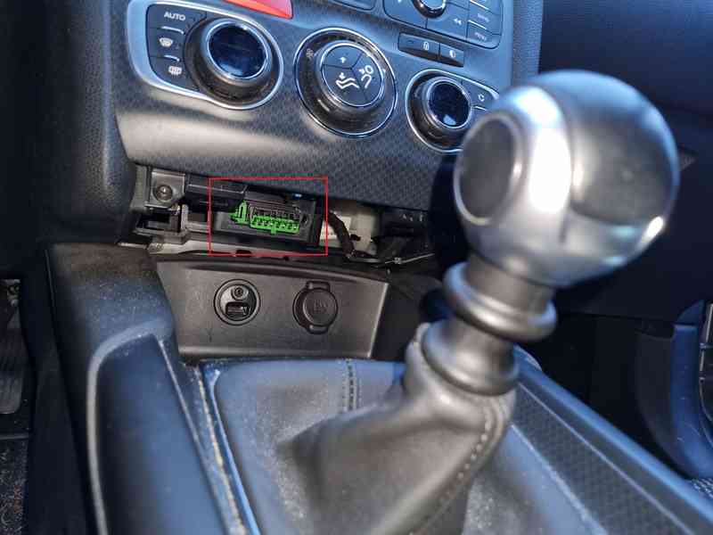 Emplacement de la prise de diagnostic OBD2 verte sur une DS4 Crossback