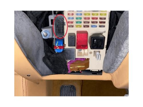 Emplacement de la prise de diagnostic OBD2 entouree en rouge sur une Ferrari 599 GTB