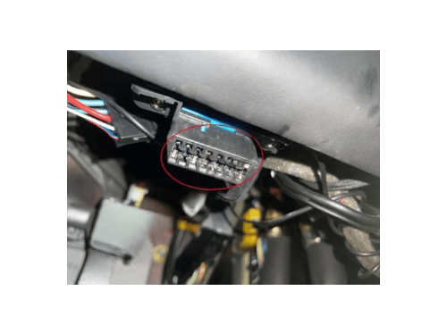 Localisation du connecteur de diagnostic OBD2 sous le tableau de bord d une Ferrari F430