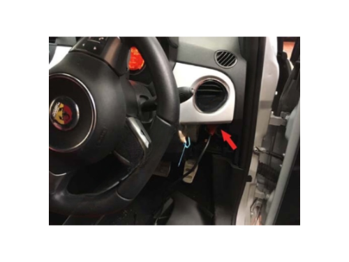 Localisation de la prise de diagnostic OBD2 sous le volant d une Fiat 500 RHD