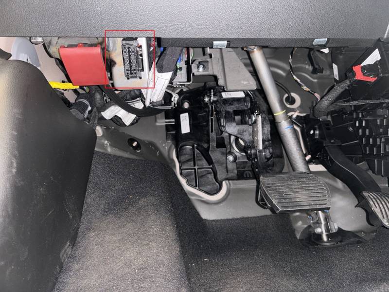Localisation de la prise de diagnostic OBD2 sous le tableau de bord d une Fiat 500e