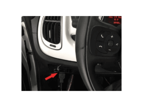 Localisation de la prise de diagnostic OBD2 sous le tableau de bord d une Fiat 500L