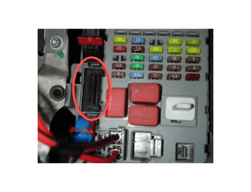 Emplacement de la prise de diagnostic OBD2 sur une Fiat Bravo 2