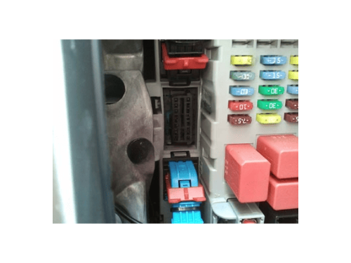 Emplacement de la prise de diagnostic OBD2 dans la boite a fusibles d une Fiat Croma 2
