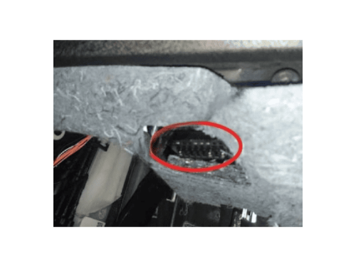 Photo montrant l emplacement de la prise de diagnostic OBD2 sur une Fiat Doblo 2