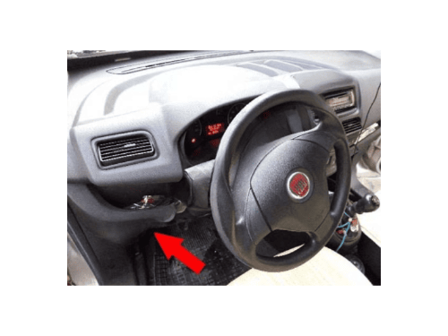 Flèche rouge indiquant l emplacement de la prise OBD pour diagnostic sur Fiat Doblo