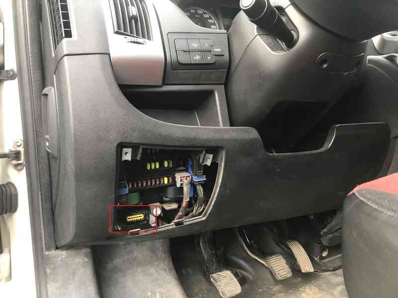 Localisation de la prise de diagnostic OBD2 jaune sur un utilitaire Fiat Ducato