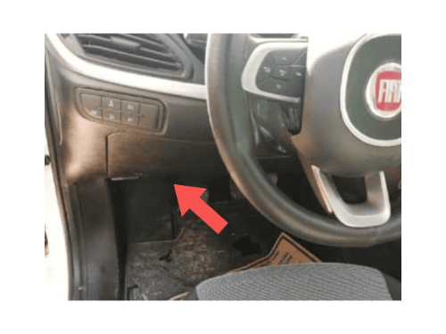 Fleche rouge indiquant l emplacement de la prise OBD2 sur une Fiat Egea