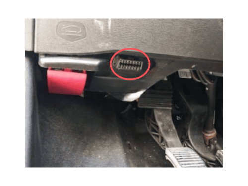 Emplacement de la prise de diagnostic OBD2 sous le volant d une Fiat Egea