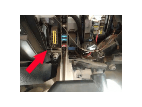Fleche rouge indiquant l emplacement de la prise obd fiat fiorino sous le cache plastique