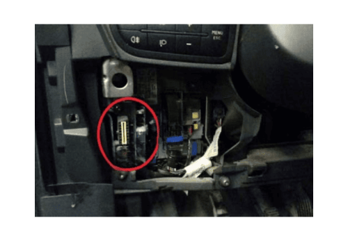 Prise de diagnostic OBD2 de Fiat Fiorino localisée à côté de la boîte à fusibles