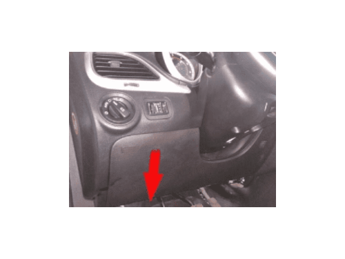 Indication par une fleche rouge de la prise de diagnostic OBD2 sur Fiat Freemont