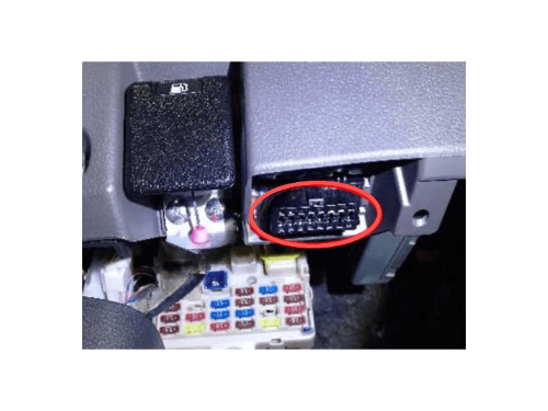 Emplacement de la prise de diagnostic OBD2 sous le tableau de bord d'un Fiat Fullback