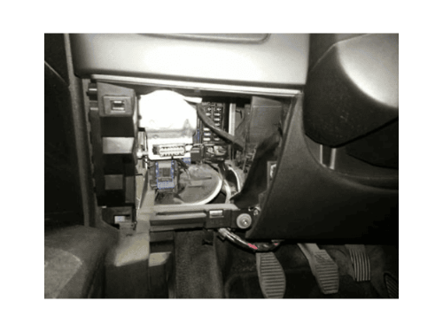 Localisation de la prise de diagnostic OBD2 sous le tableau de bord d une Fiat Grande Punto