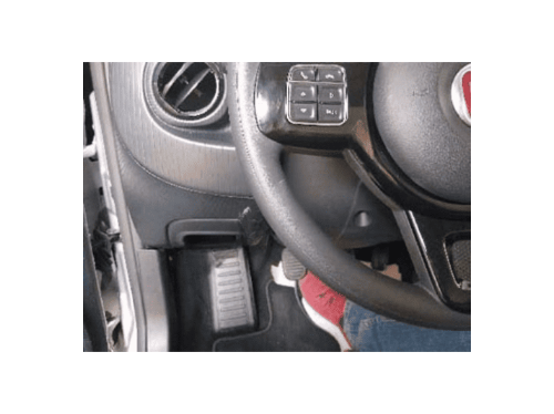 Localisation de la prise de diagnostic OBD sous le vide-poche d'une Fiat Mobi